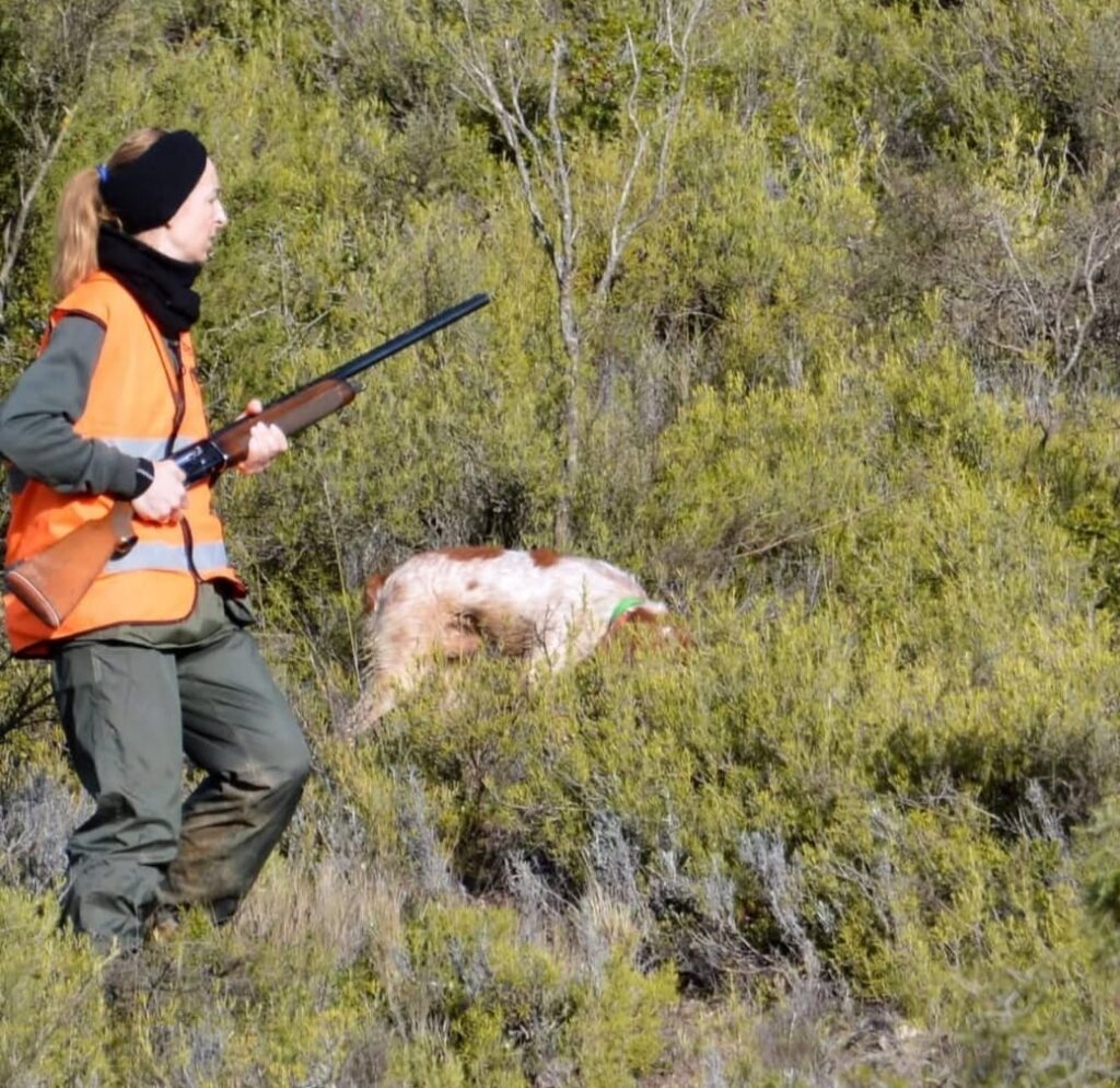 Ederne Sarasola en una competición de caza menor con perro Ederne Sarasola en una competición de caza menor con perro
